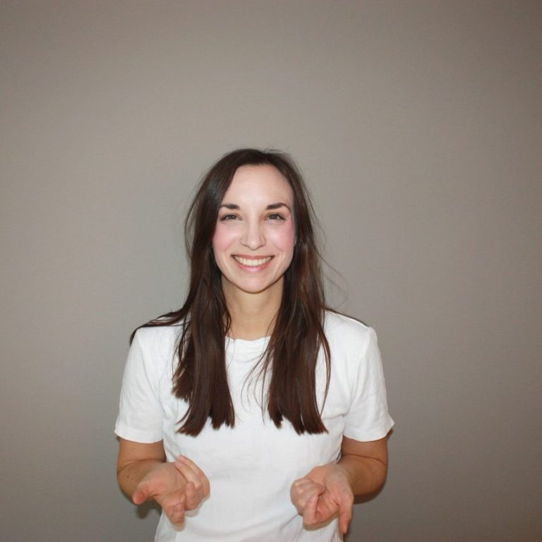Portrait Über mich Mira Ehlers Psychologische Psychotherapeutin Mira Ehlers in ihrer Praxis in Hamburg Rotherbaum